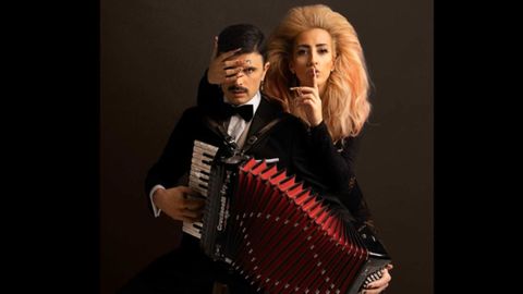 Foto promocional del remix�de �C�mo ye?�, de�Rodrigo Cuevas y Grupo Beatriz