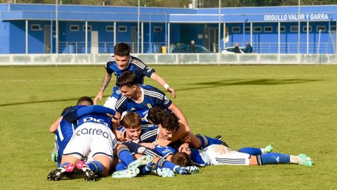 Los jugadores del juvenil A del Oviedo celebran el 2-0 de Marcos Lopes al Granada