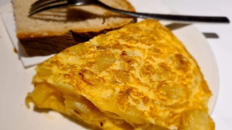Un pincho de tortilla de El Tiz�n, en Oviedo.