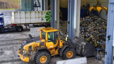Una zona de los vertidos antes de ser tratados, en la nueva planta de separacin de basura bruta (bolsa negra) puesta en marcha por el Consorcio para la Gestin de Residuos Slidos en Asturias (Cogersa) en el vertedero de Sern (Gijn)
