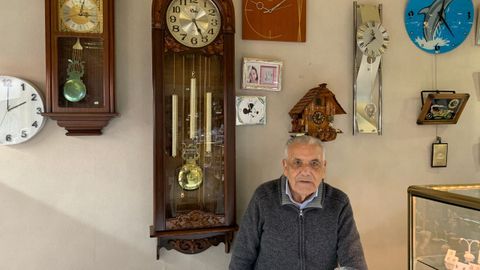 Antonio Gonzlez en su relojera de El Entrego