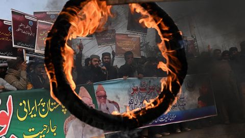 Protesta en Lahore, Pakistn, contra los bombardeos iranes.