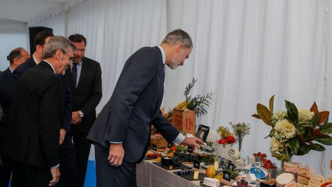 El rey Felipe VI observa varios productos de la marca mientras visita a la factora Mantequeras Arias, que este ao celebra su 175 aniversario