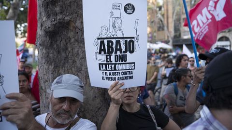 Manifestantes apoyan la huelga de Buenos Aires frente al Consulado argentino, en Santiago de Chile.