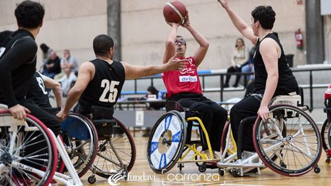 Paco San Martn jugando al baloncesto