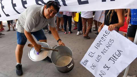 Un hombre protesta con una olla vaca, ayer en Ciudadela, Buenos Aires.