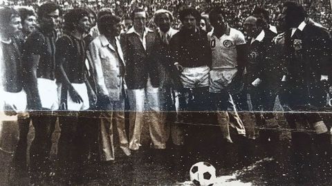 Jos Castro, segundo por la derecha, junto a Pel, en el ltimo partido del jugador brasileo en Venezuela