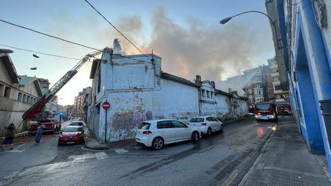 Incendio en la nave de Almacenes Industriales, en Oviedo.