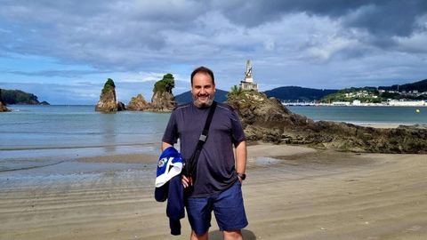 Diego Prez en la playa de Covas, durante una visita a Viveiro.