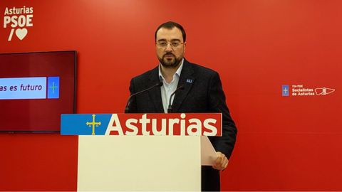 El presidente del Principado de Asturias y secretario general de la FSA-PSOE, Adrin Barbn, comparece en rueda de prensa al trmino de la reunin de la Ejecutiva Autonmica.