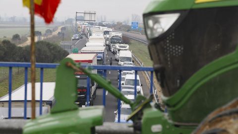 Atasco de camiones durante la concentracin de tractores a la altura de Valladolid
