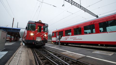 Trenes en la estación de Andermatt, en el cantón de Uri, Suiza