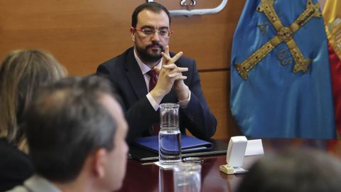 El presidente del Principado de Asturias, Adrin Barbn (c) preside este viernes la reunin del Consejo de Gobierno