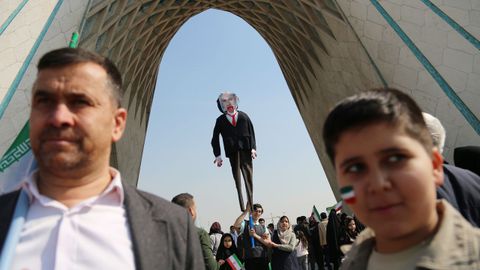 Varios iranes sujetan un mueco de Benjamin Netanyahu mientras gritan muerte a Israel.
