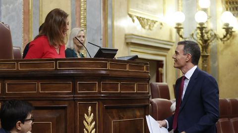Pedro Snchez saluda a la presidenta del Congreso, Francina Armengol, en una foto de archivo.