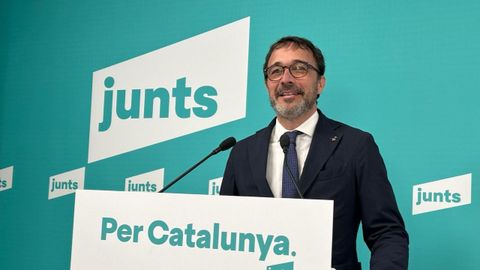 El portavoz de Junts, Josep Rius, en una rueda de prensa en la sede del partido.