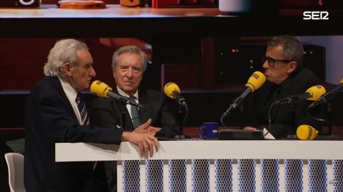 Luis del Olmo, Iaki Gabilondo yAndreu Buenafuente conversan durante la gala del centenario de la Cadena SER