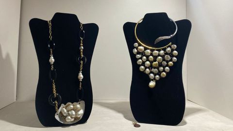 Jos Mara es especialista en la creacin de joyar a partir de perlas