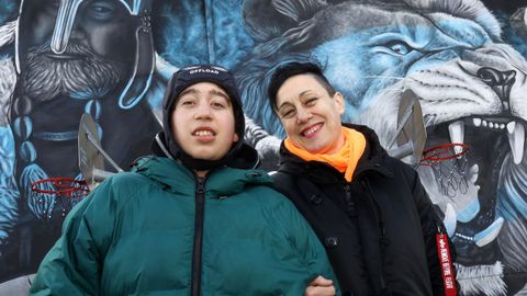 Rodrigo y su madre, Ana López, después de un entrenamiento de baloncesto.