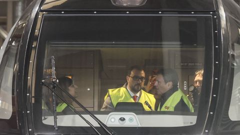 El secretario de Estado de Transportes y Movilidad Sostenible, Jos Antonio Santano (c), acompaado de la presidenta de Cantabria, Mara Jos Senz de Buruaga (i), y el presidente de Asturias, Adrin Barbn Rodrguez (d, de espaldas), visita la factora CAF de Beasain