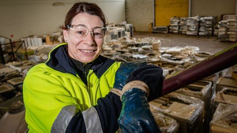 Ana Fernndez lleva 17 aos trabajando en una planta de clasificacin de residuos elctricos en Cogersa.
