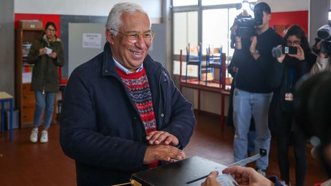 Antnio Costa vot en el centro electoral instalado en una escuela del barrio de Benfica, en Lisboa.