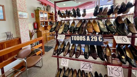Interior de Calzados Tato, una zapatera de Oviedo centrada en anchos especiales.
