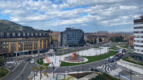 Vista de la nueva rotonda de la Cruz Roja en Oviedo, a que muchos han apodado como faba por su forma.