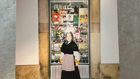 ElenaFigaredo, hija de Jaime y nieta de Mari Gloria, en la la tienda donde creci. Foto del ao 2000