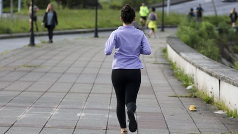 Imagen de archivo de una mujer corriendo, en Ferrol.