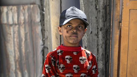Un nio palestino, ayer en el campo de refugiados de Al Nuiserat.