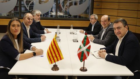 Las delegaciones del PNV y Junts encabezadas por el secretario general de Junts, Jordi Turull, (2i) y por el presidente del PNV Andoni Ortuzar, (2d) en la reunin con el partido naciolista este viernes en Bilbao, dentro del encuentro de alto nivel entre los dos partidos, recuperadas con los dos viajes que el presidente del PNV, Andoni Ortuzar, hizo a Blgica para reunirse con el expresidente de la Generalitat Carles Puigdemont, el pasado mes de noviembre.