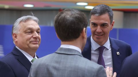 El primer ministro hngaro, Viktor Orbn, habla con Emmanuel Macron y Pedro Snchez antes del comienzo de la cumbre en Bruselas.