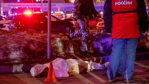 Equipos de rescate rusos junto al cuerpo de una persona asesinada cerca de la sala de conciertos Crocus City Hall