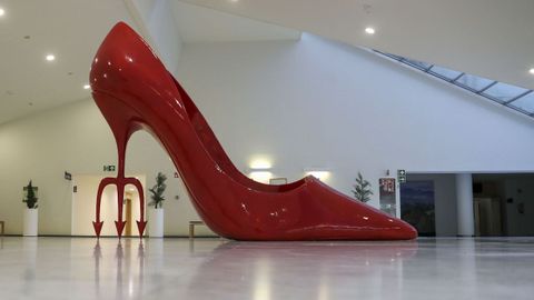 Vista de la escultura de grandes dimensiones que recrea el ic�nico zapato rojo de la pel�cula �El diablo viste de Prada�.