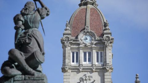 Reloj del Ayuntamiento en la plaza de Mara Pita