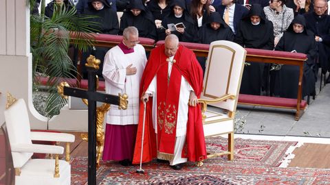 El papa Francisco se mueve con mucha dificultad durante la ceremonia en el Vaticano