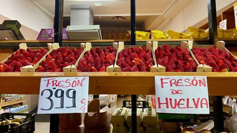 Los fruteros se han visto obligados a sumar carteles para garantizar la procedencia espaola de las fresas.