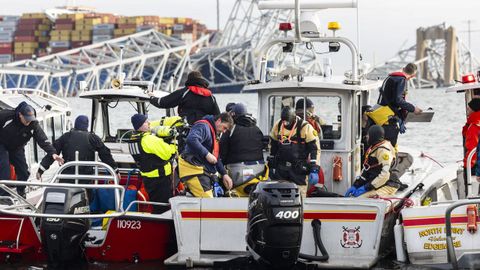 Gran despliegue de medios para buscar a los desaparecidos tras el derrumbe del puente de Baltimore
