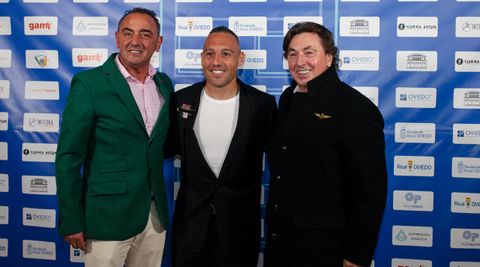 Santi Cazorla, en el centro, junto a dos patrocinadores