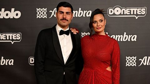 Lara Tronti y su pareja, Hugo Prez Cabaleiro, posandoen los Premios dolo, en el teatro Prncipe Po de Madrid, a mediados del mes de marzo.