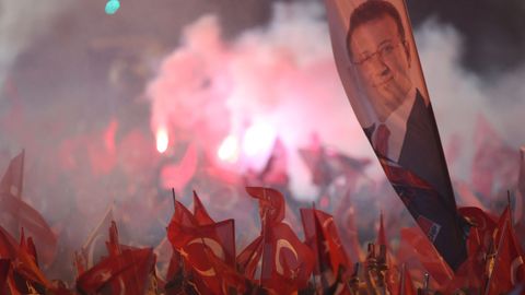 Votantes del alcalde de Estambul, Ekrem Imamoglu, celebra su reeleccin en la noche electoral.