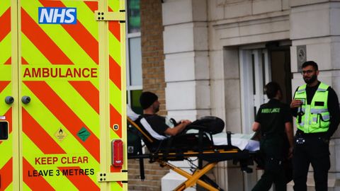 Una ambulancia traslada a un paciente a un hospital de Londres.