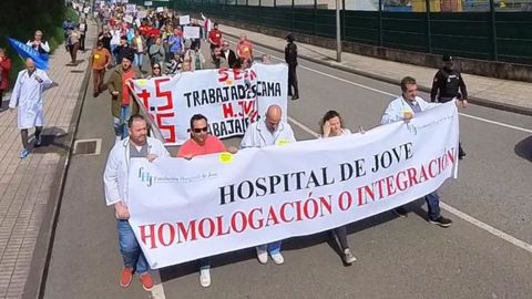 Trabajadores del hospital de Jove, acompaados de representantes vecinales y jubilados, cortan el trfico para reclamar avances en la negociacin del convenio colectivo