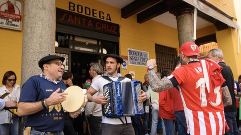 Aficionados del Athletic Club de Bilbao cantan en el centro de Sevilla este viernes antes del encuentro de la final de la Copa del Rey