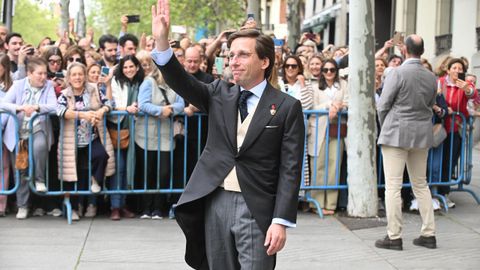 El alcalde de Madrid, saludando a los congregados frente al templo