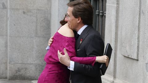 El abrazo de Ayuso y el alcalde de Madrid