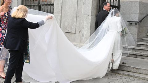 La larga cola del vestido de novia de Teresa Urquijo