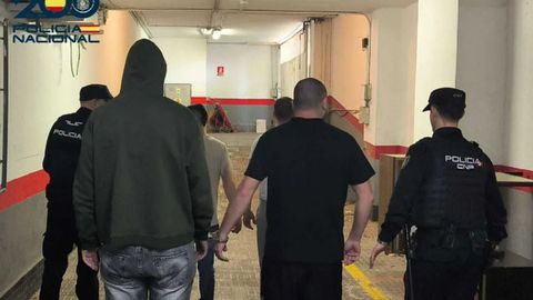 La polica detuvo a cuatro turistas italianos a los que una joven acusa de haberla agredido sexualmente en un apartamento de la playa de la ciudad de Palma