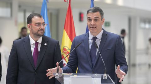 El presidente del Principado de Asturias, Adrin Barbn (i) y el presidente del Gobierno, Pedro Snchez (d) en el Hospital Universitario Central de Asturias (HUCA)